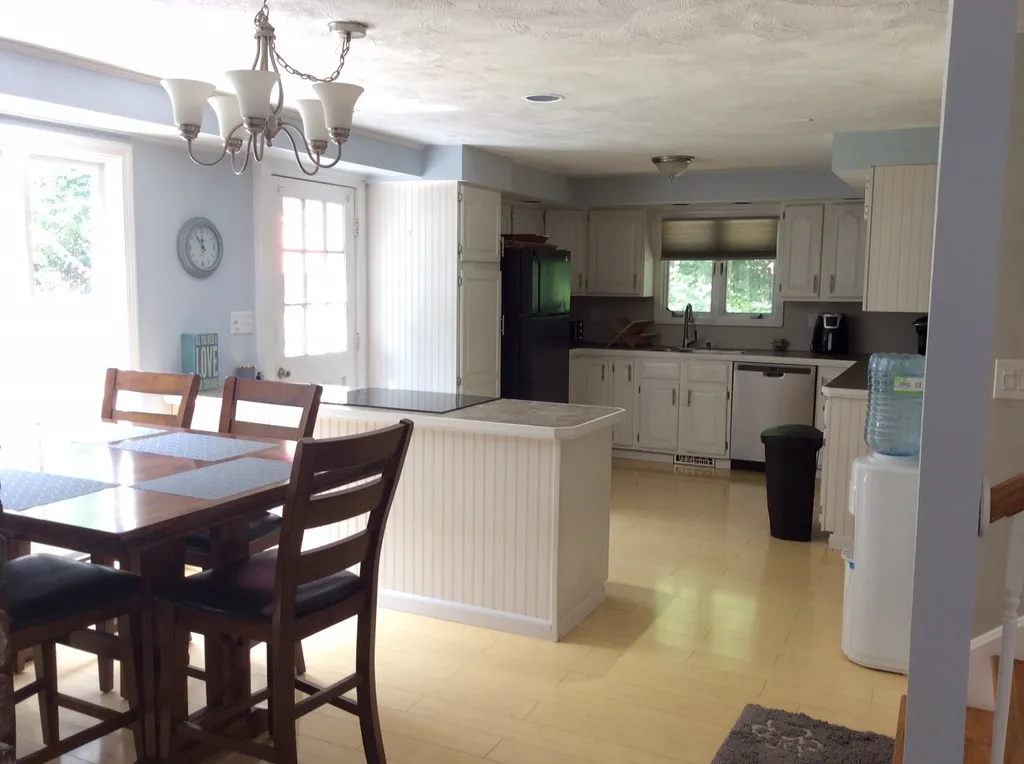 6 Shasta Drive Londonderry NH 03053