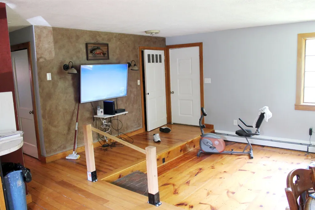 66 Hanson Road Chester NH 03036
