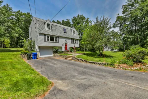 93 Auburn Road Londonderry NH 03053