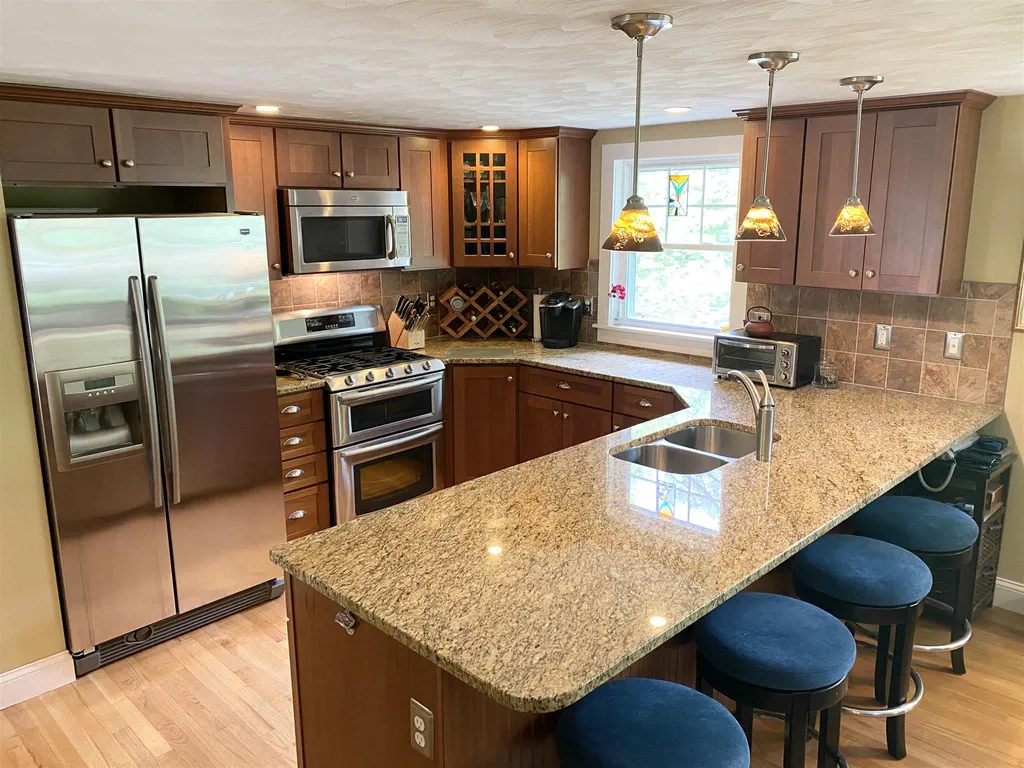 33 Range Road Holderness NH 03245