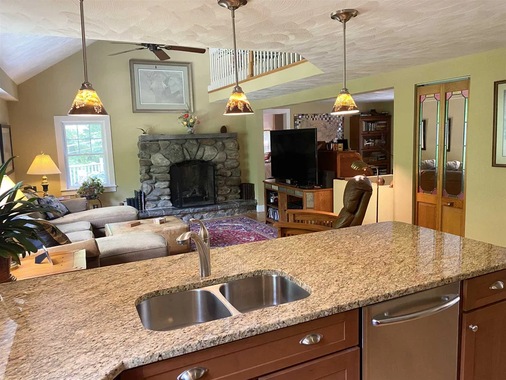 33 Range Road Holderness NH 03245