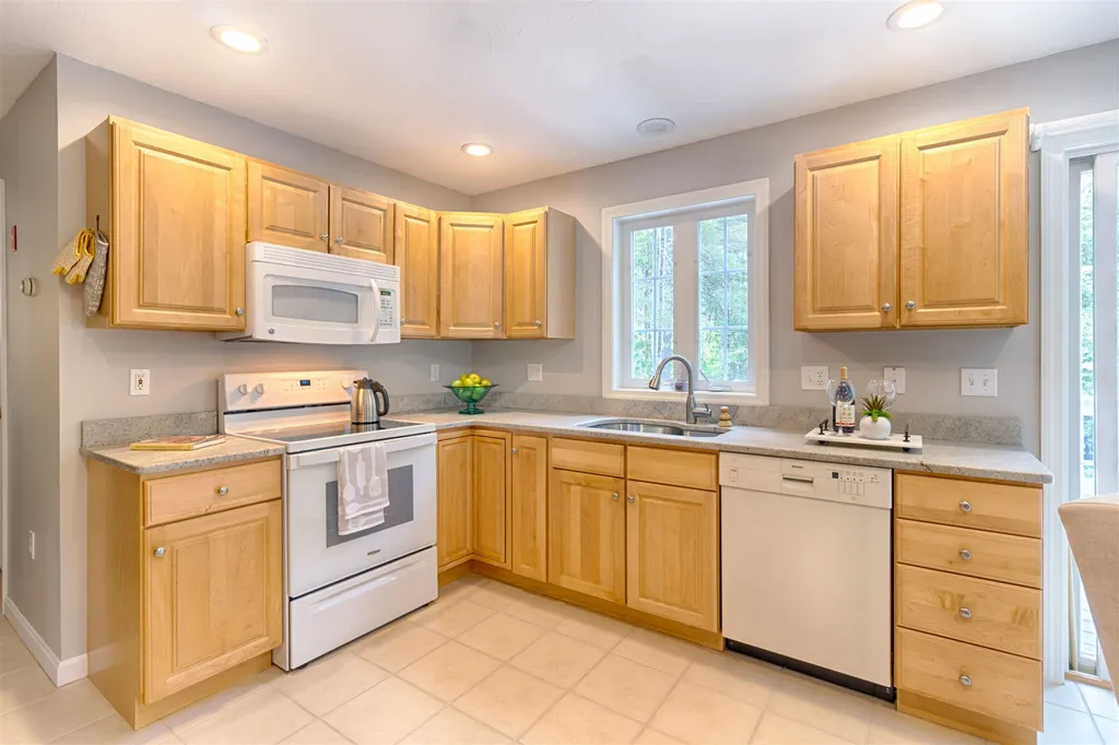 15 Hayes Road Alton NH 03809