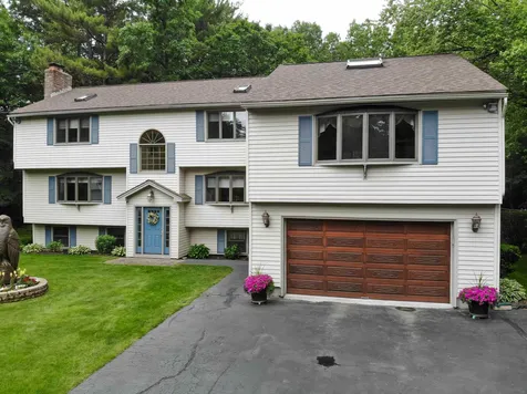 1 Mcquesten Circle Litchfield NH 03052