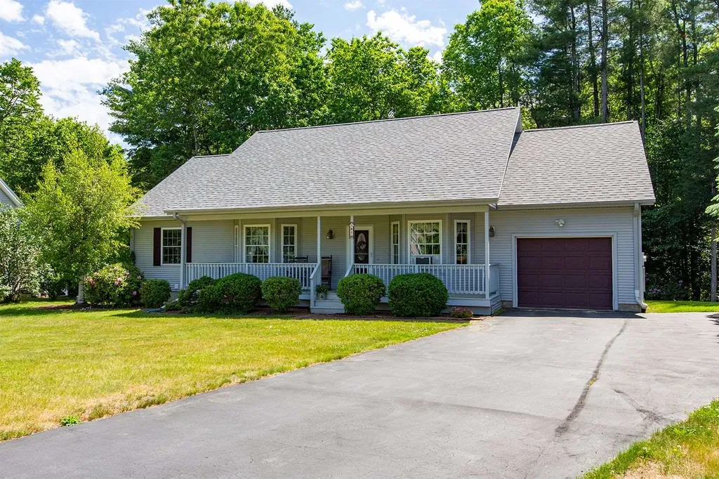 8 Briallia Circle Newmarket NH 03857