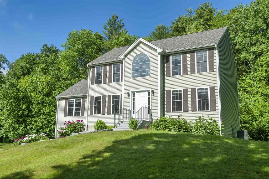 10 Saint Margrets Drive Pelham NH 03076-2526