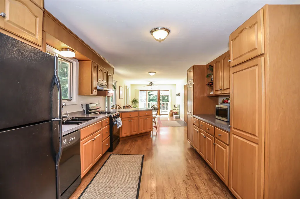 449 Bunker Hill Road Auburn NH 03032