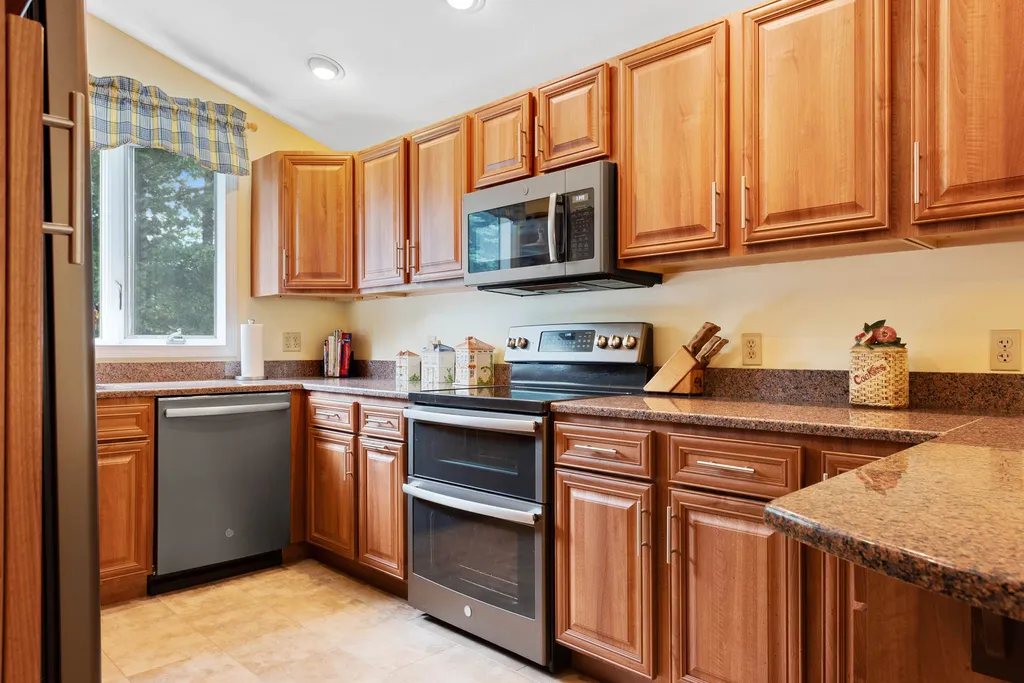 20 Groveland Avenue Manchester NH 03104