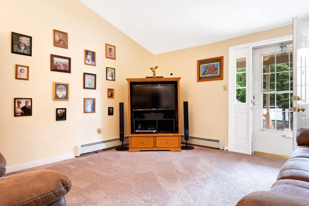 20 Groveland Avenue Manchester NH 03104