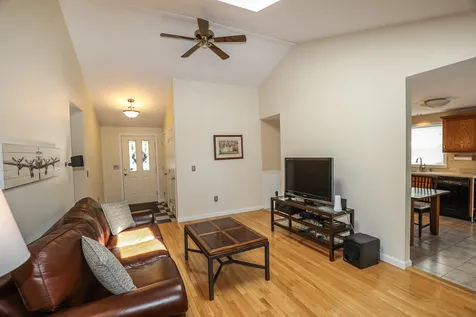 4 Sterling Way Hudson NH 03051