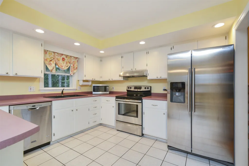 11 Beech Hill Drive Londonderry NH 03053
