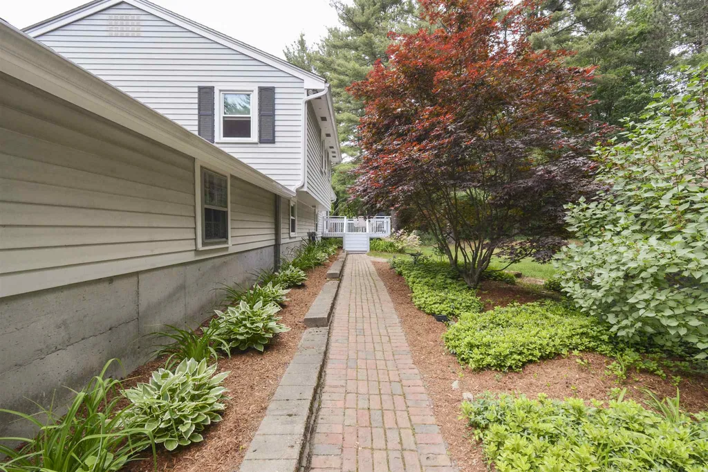 11 Beech Hill Drive Londonderry NH 03053