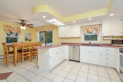 11 Beech Hill Drive Londonderry NH 03053