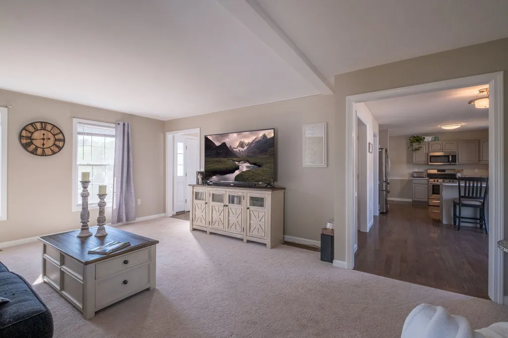 8 Amy Way Concord NH 03303-1045
