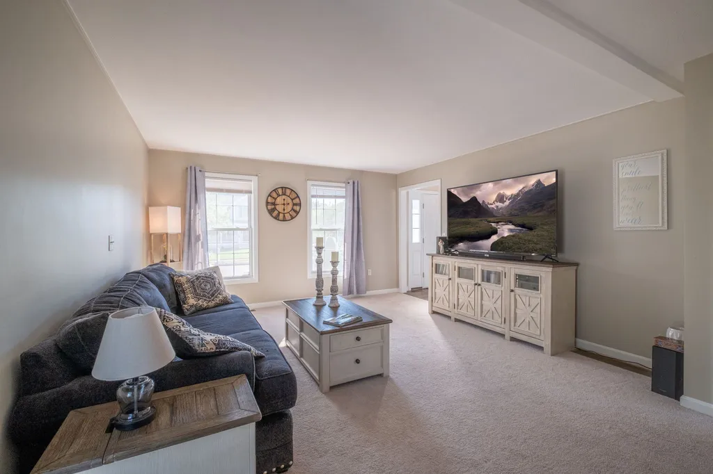 8 Amy Way Concord NH 03303-1045