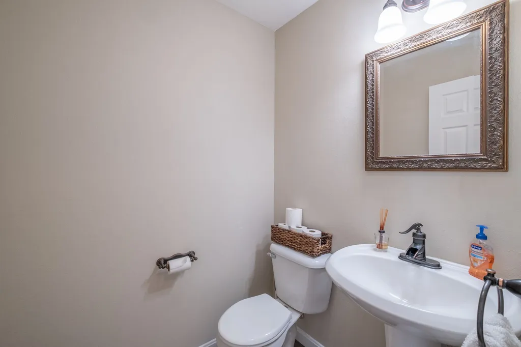 8 Amy Way Concord NH 03303-1045