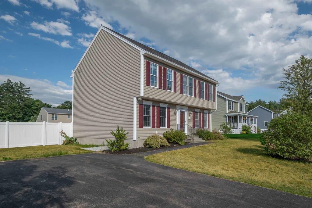 8 Amy Way Concord NH 03303-1045