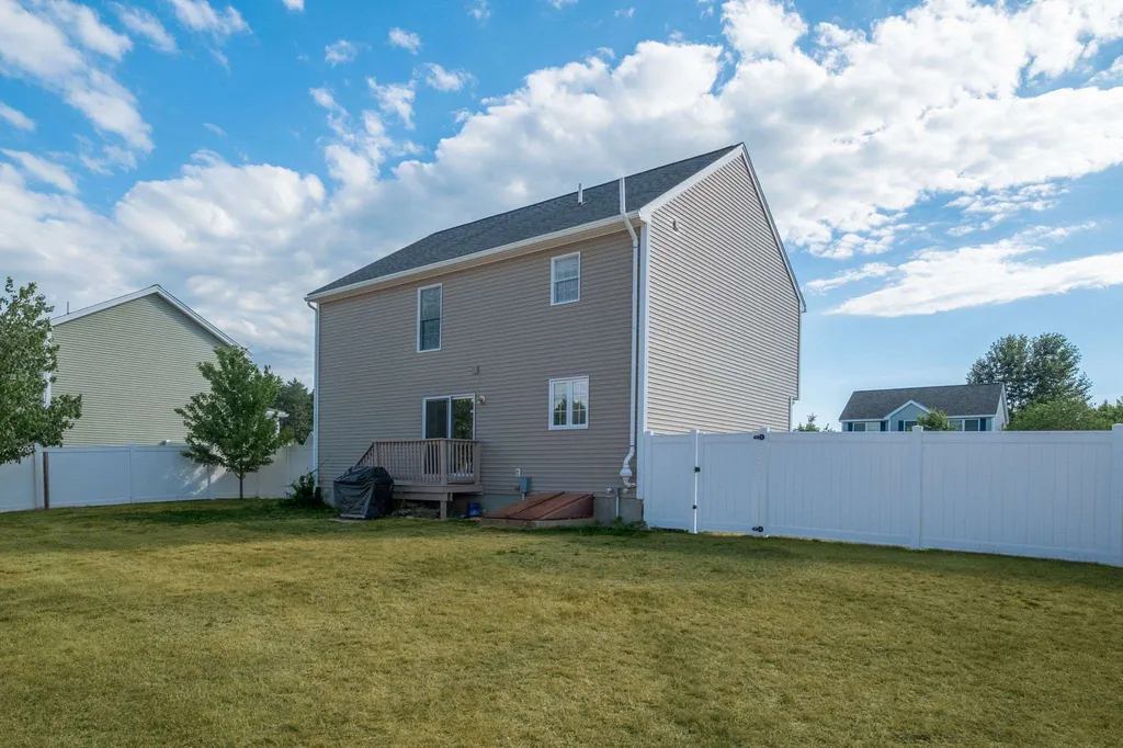 8 Amy Way Concord NH 03303-1045