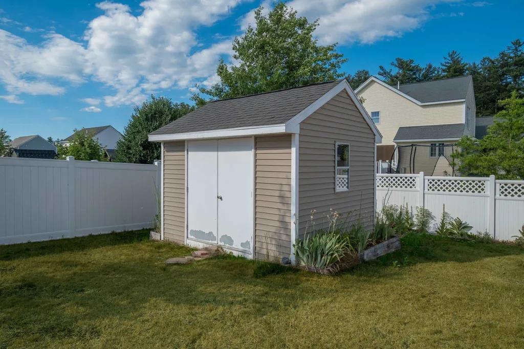 8 Amy Way Concord NH 03303-1045