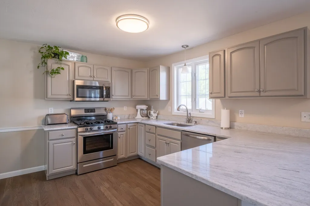 8 Amy Way Concord NH 03303-1045