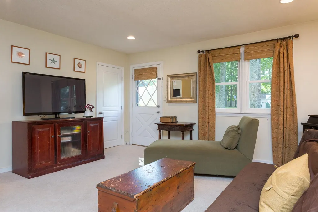 8 Clara Street Exeter NH 03833