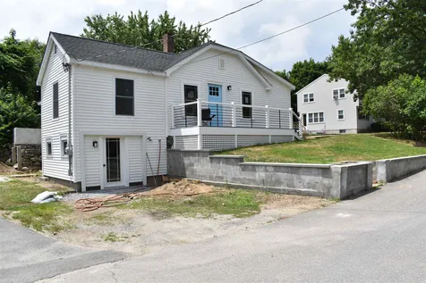 8 Concord Avenue Derry NH 03038