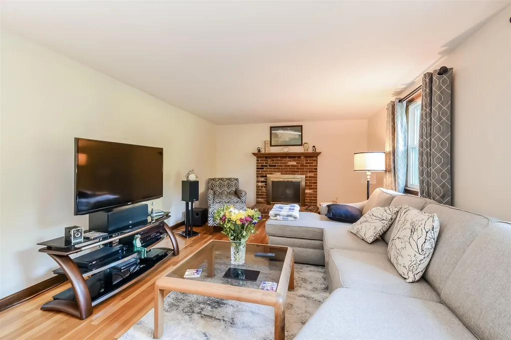 7 Falcon Drive Pelham NH 03076