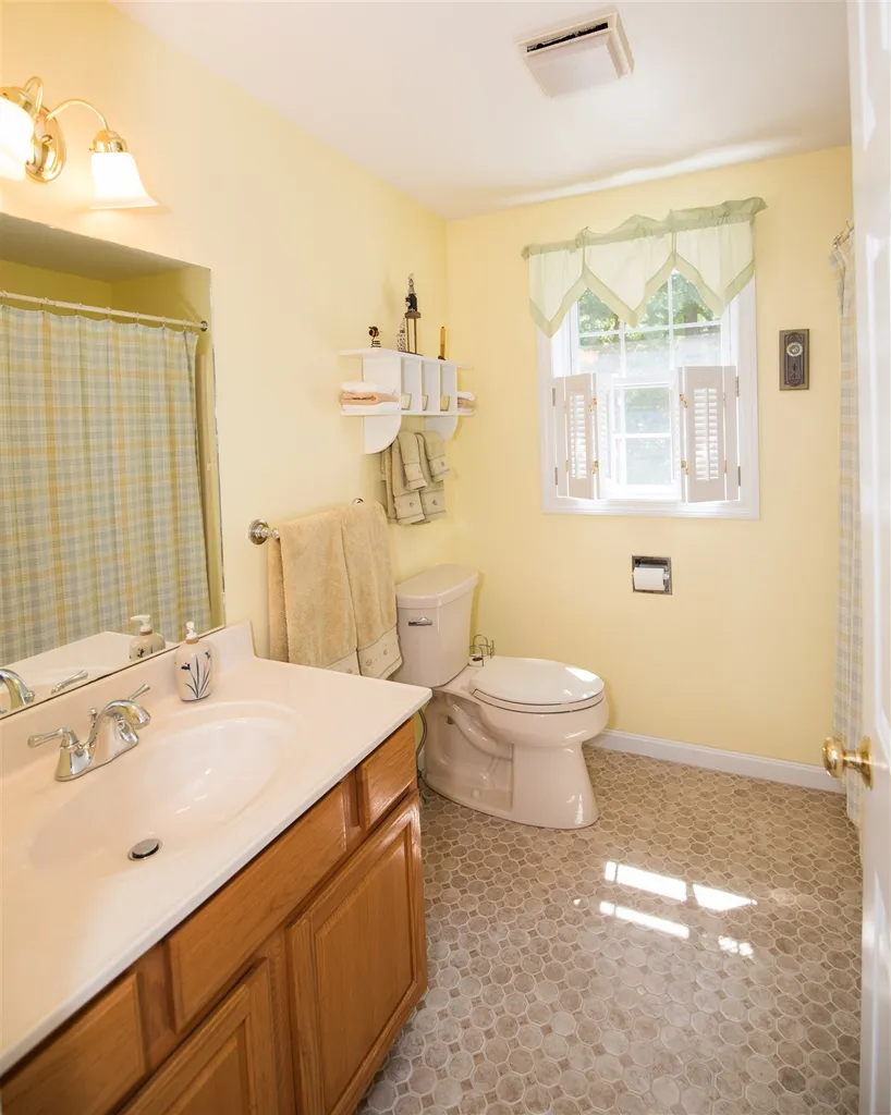 23 Saint John Lane Hampstead NH 03841
