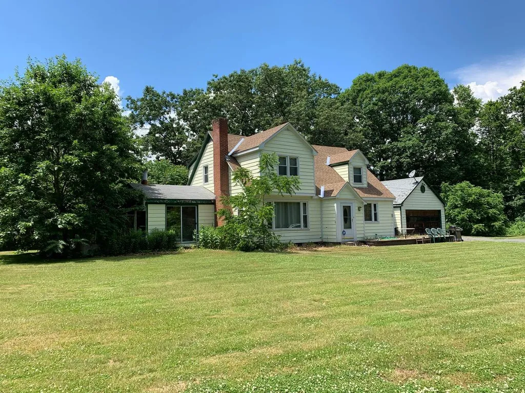 29 Strawberry Lane Hinsdale NH 03451