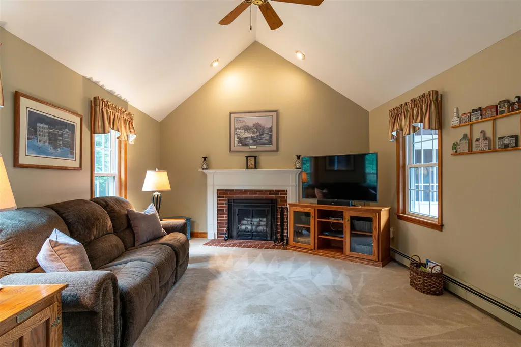 3 Lincoln Circle Kingston NH 03848
