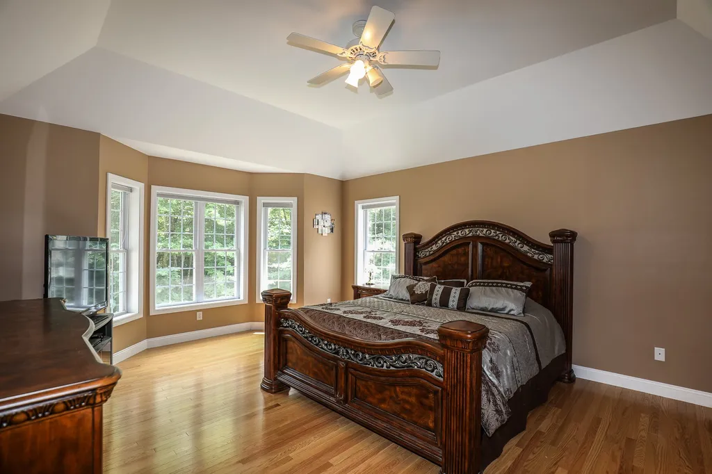 32 Tanager Way Londonderry NH 03053