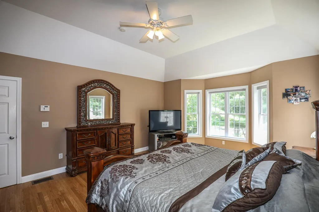 32 Tanager Way Londonderry NH 03053