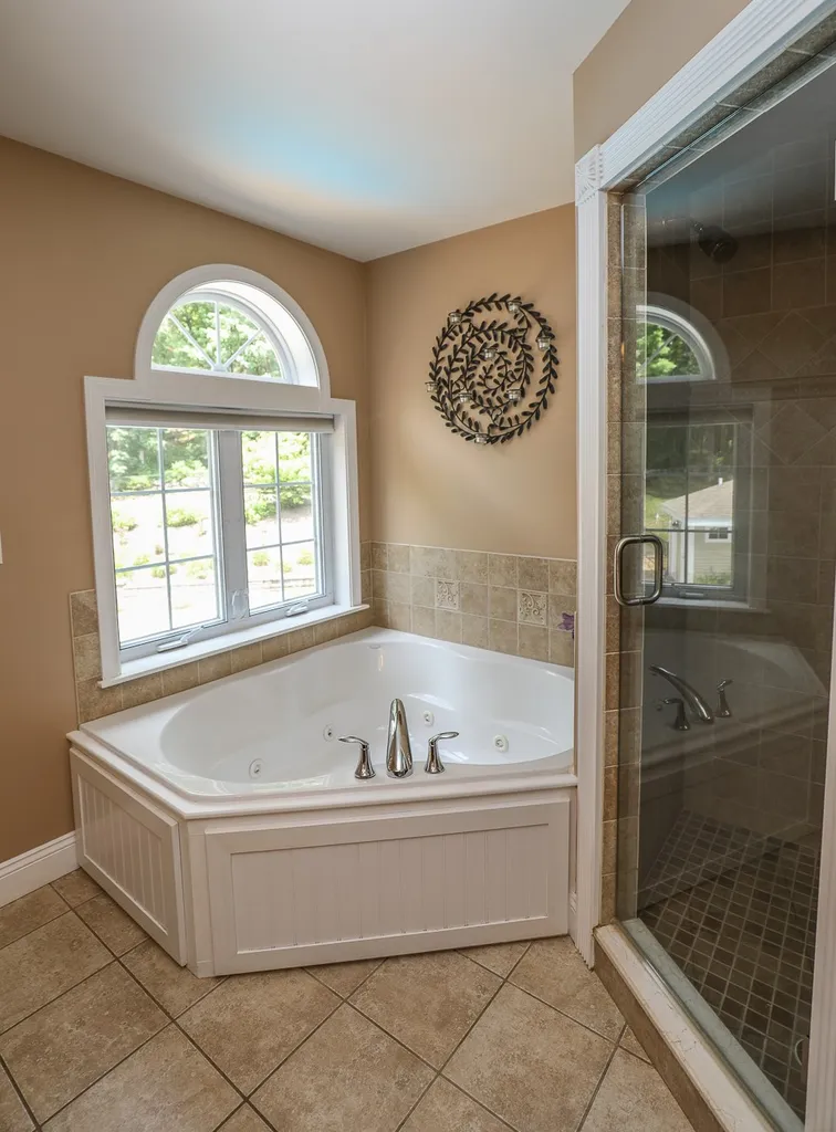 32 Tanager Way Londonderry NH 03053