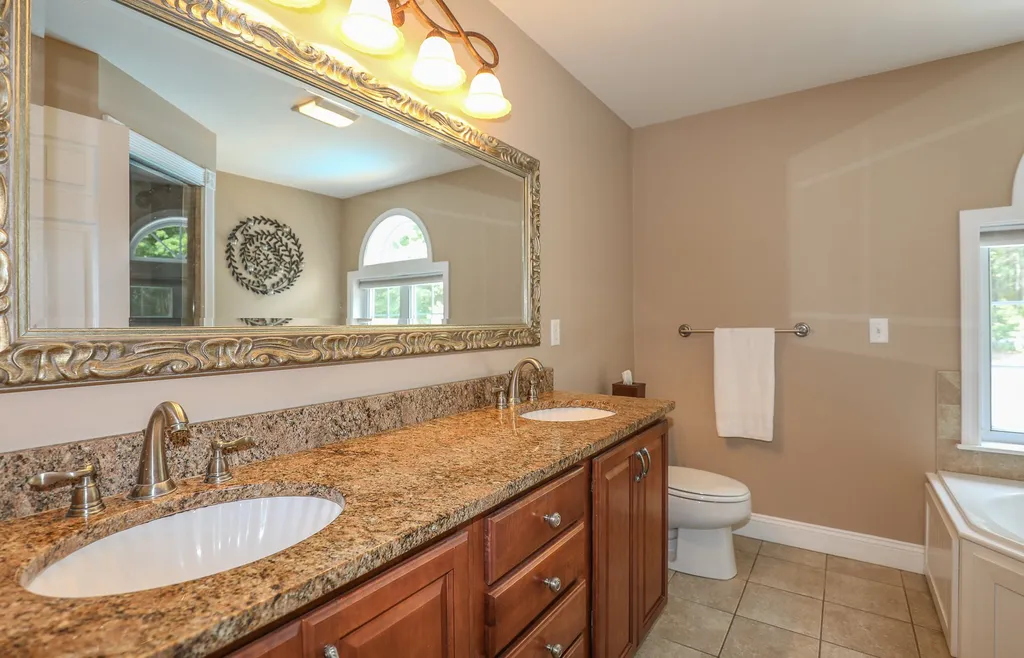 32 Tanager Way Londonderry NH 03053