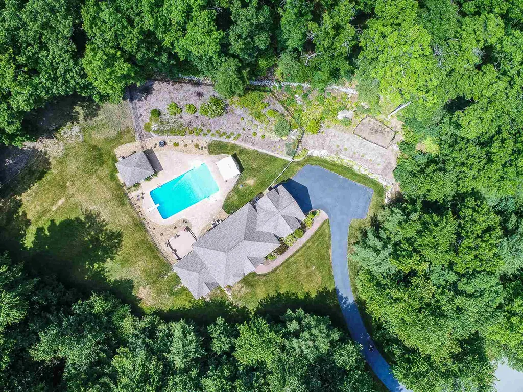 32 Tanager Way Londonderry NH 03053