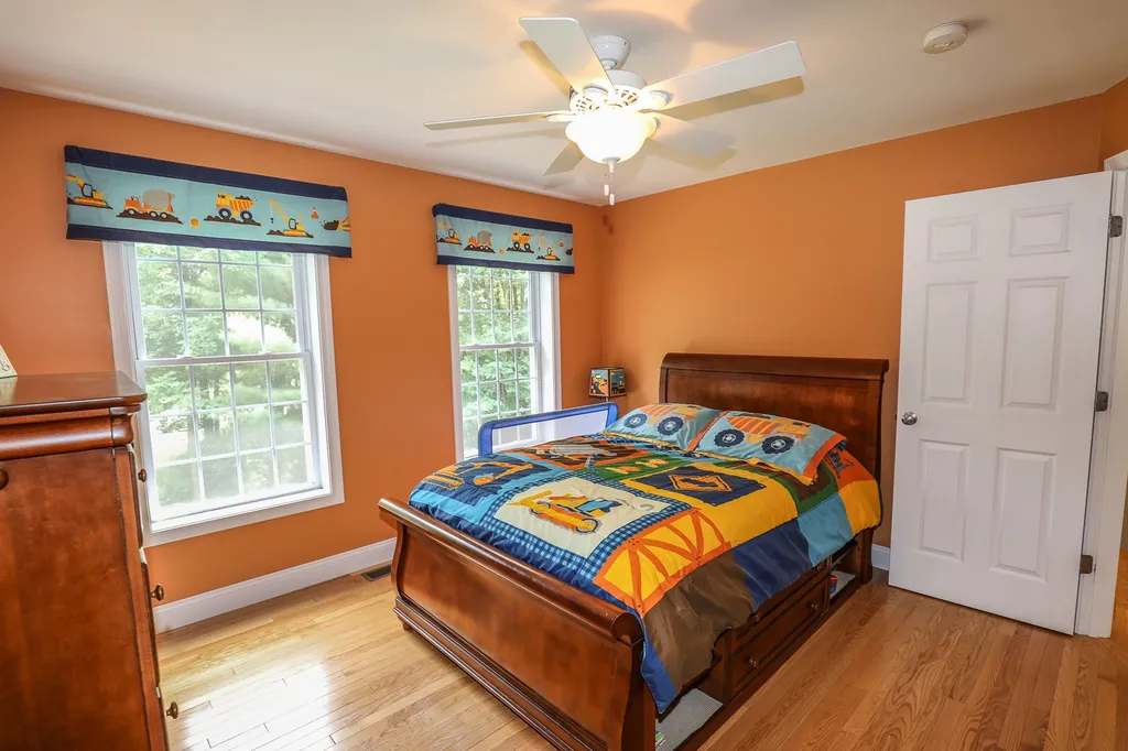 32 Tanager Way Londonderry NH 03053
