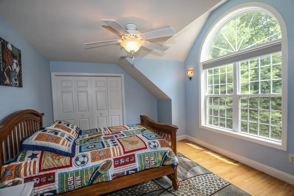 32 Tanager Way Londonderry NH 03053