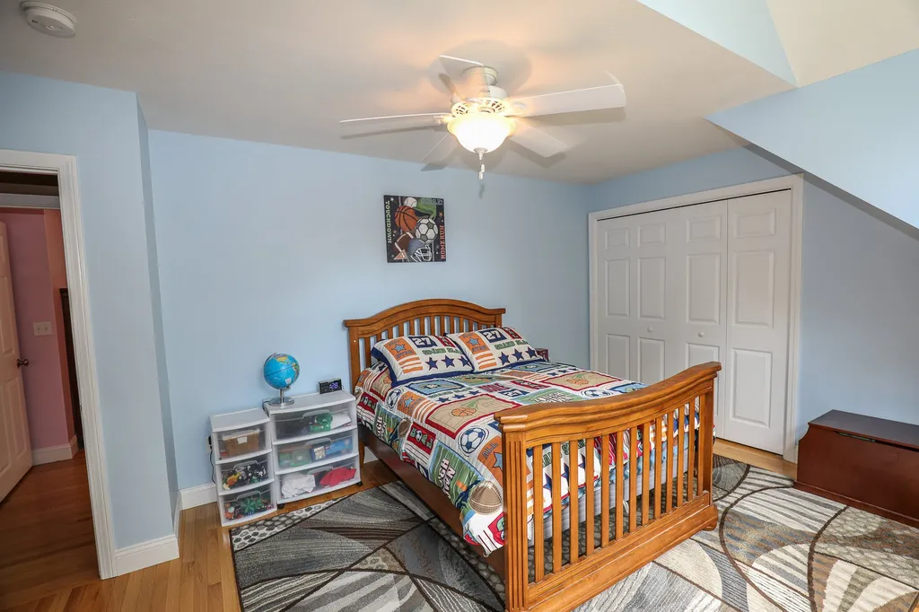 32 Tanager Way Londonderry NH 03053