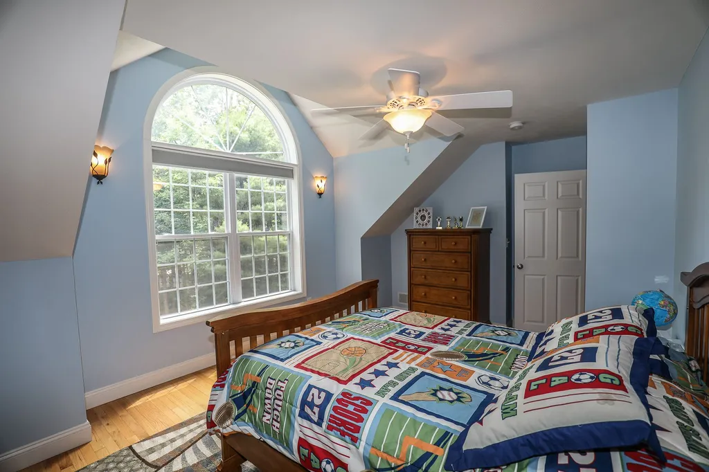 32 Tanager Way Londonderry NH 03053