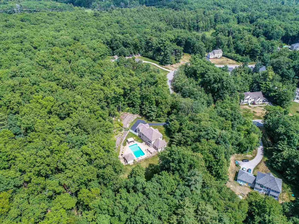 32 Tanager Way Londonderry NH 03053
