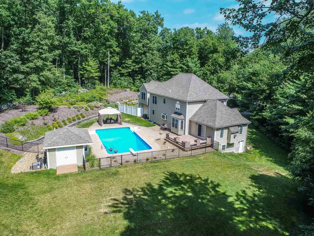 32 Tanager Way Londonderry NH 03053
