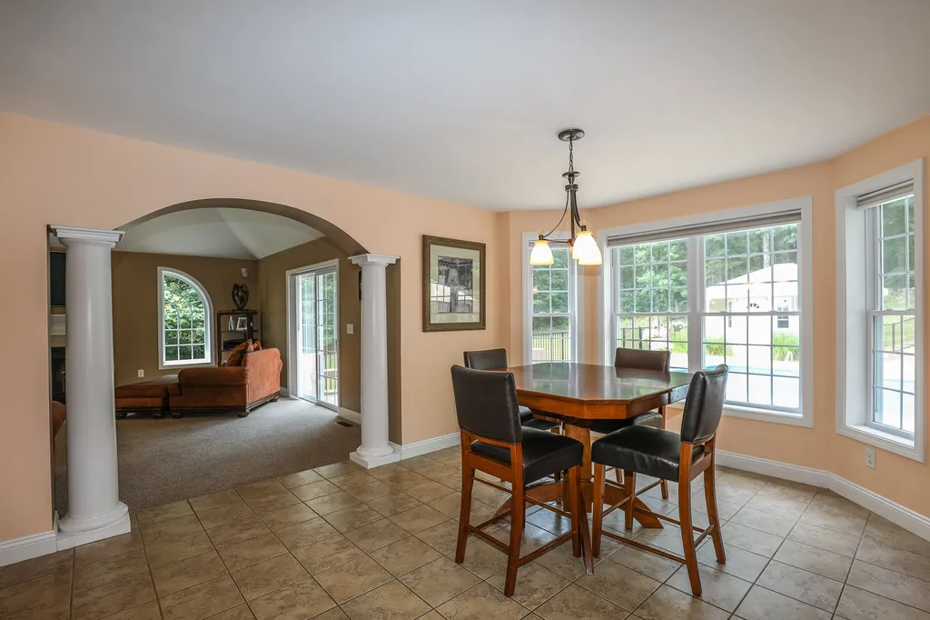32 Tanager Way Londonderry NH 03053