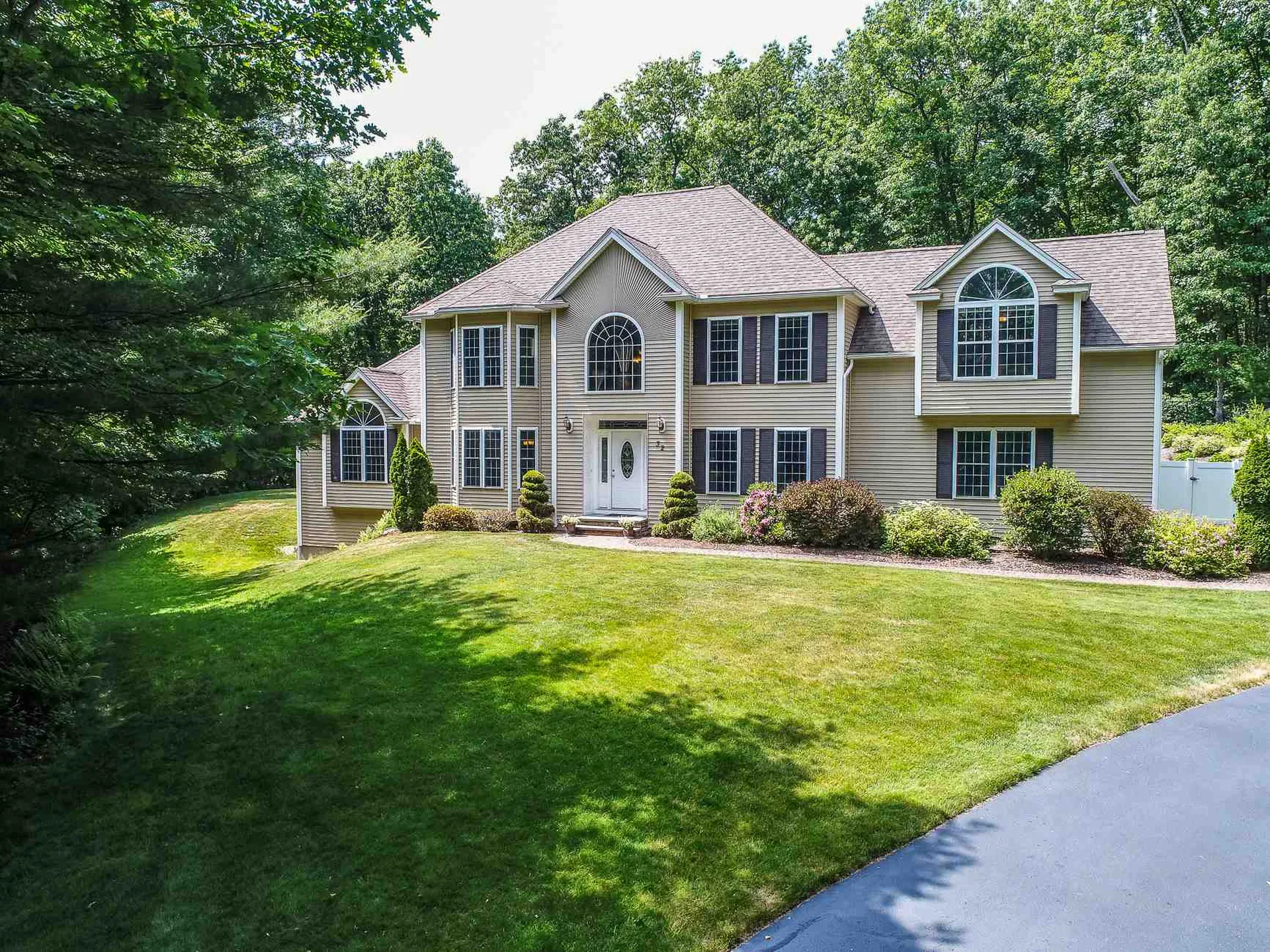 32 Tanager Way Londonderry NH 03053