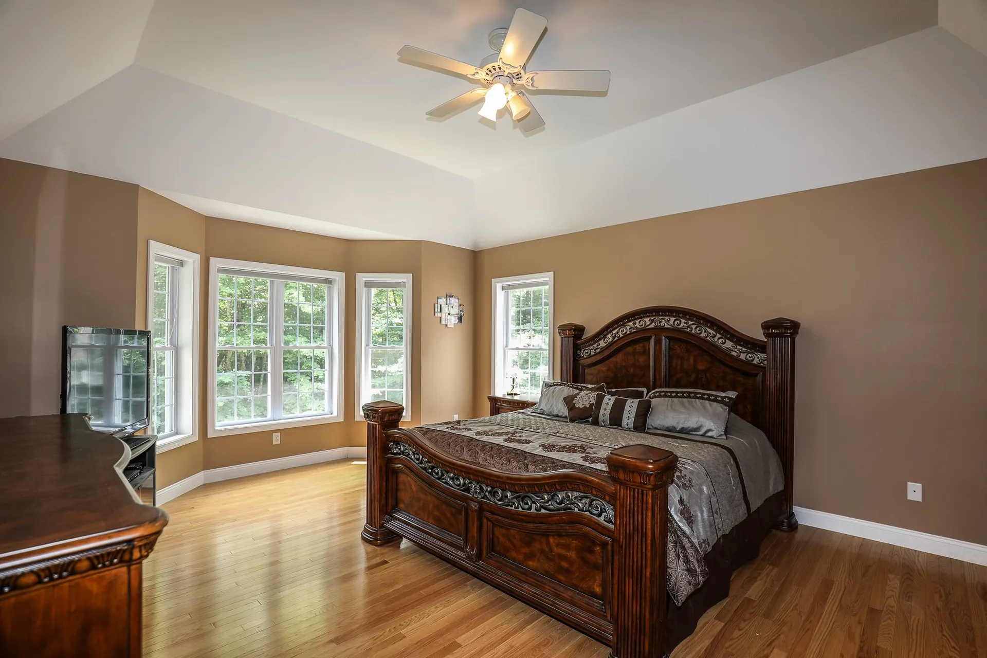 32 Tanager Way Londonderry NH 03053