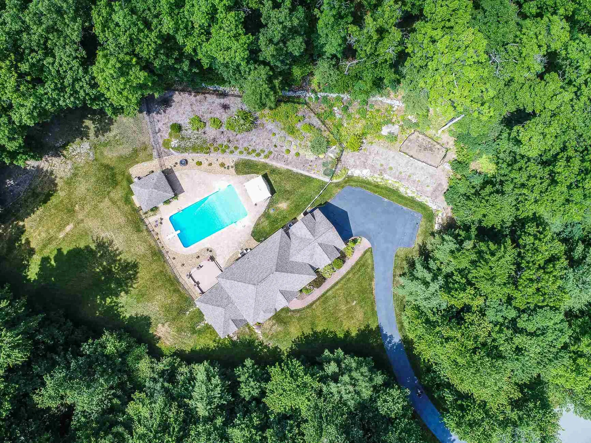 32 Tanager Way Londonderry NH 03053