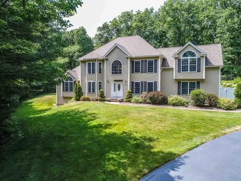 32 Tanager Way Londonderry NH 03053