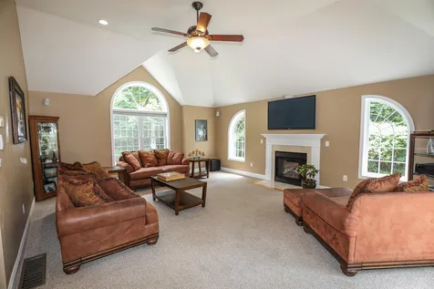 32 Tanager Way Londonderry NH 03053