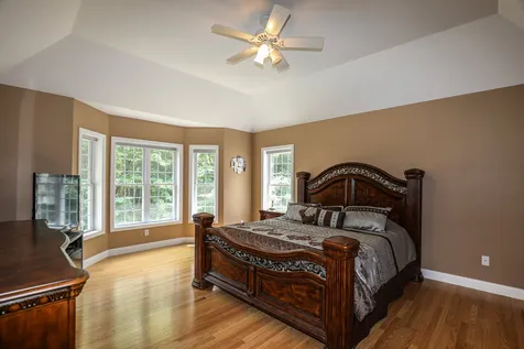 32 Tanager Way Londonderry NH 03053