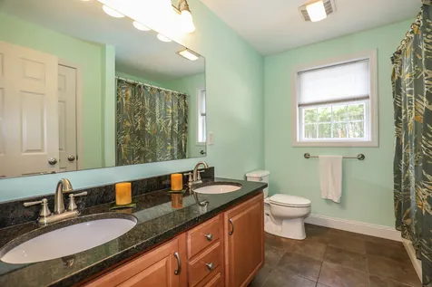 32 Tanager Way Londonderry NH 03053