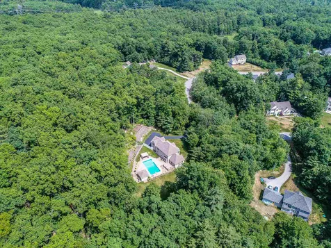 32 Tanager Way Londonderry NH 03053