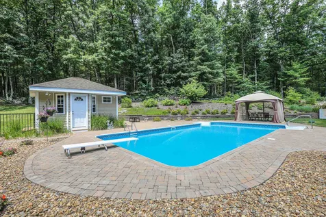 32 Tanager Way Londonderry NH 03053